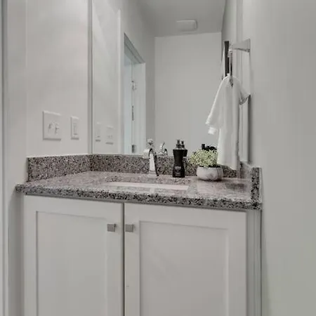Sleek Townhome Near Broadway! Holiday home