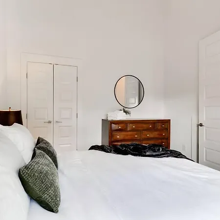 Sleek Townhome Near Broadway! Holiday home *