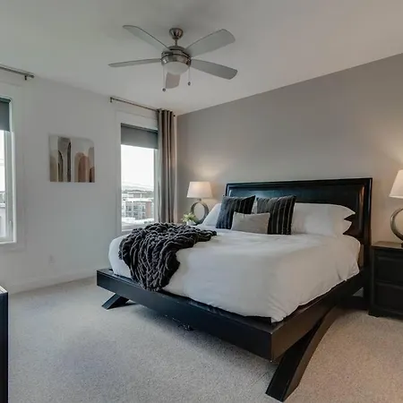 Sleek Townhome Near Broadway! *