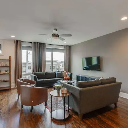 Holiday home Sleek Townhome Near Broadway!