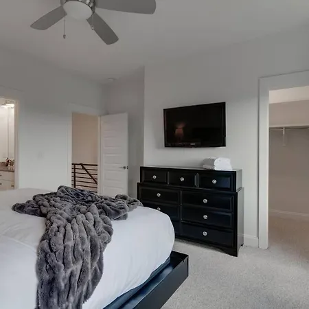 Sleek Townhome Near Broadway! Holiday home Nashville