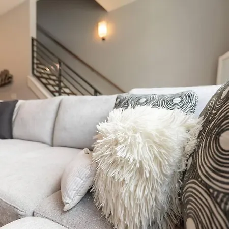 Holiday home 3bd -rooftop Escape- Steps From The Gulch Fun