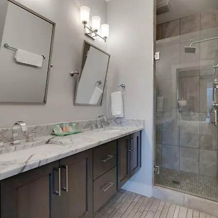 Holiday home 3bd -rooftop Escape- Steps From The Gulch Fun Nashville