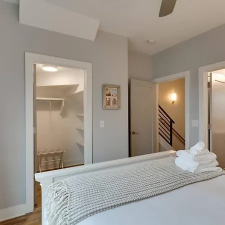 Holiday home 3bd -rooftop Escape- Steps From The Gulch Fun