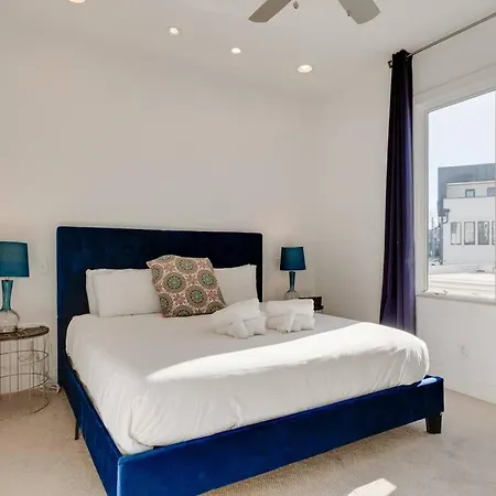 Holiday home Epic Location- Steps From 12th S, Sleep12 *