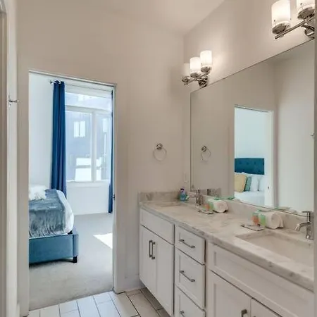 Epic Location- Steps From 12th S, Sleep12 Holiday home *