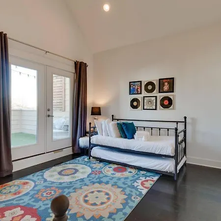 Epic Location- Steps From 12th S, Sleep12