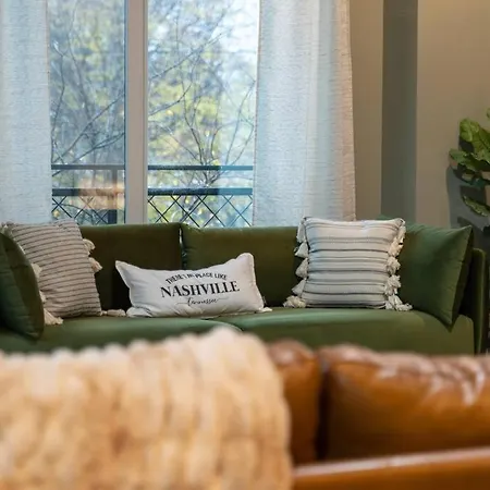 Luxury Townhome! Rooftop-game Room! Near Broadway! Holiday home