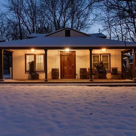 Holiday home Newly Remodeled! Beautiful 3bd In East Nash! *