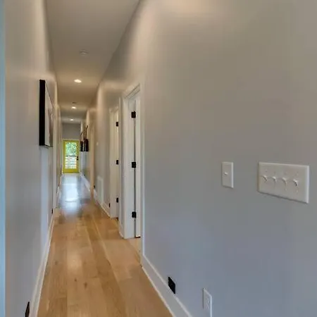Spacious 5 Min To Broadway, Sleeps 12! Holiday home Nashville