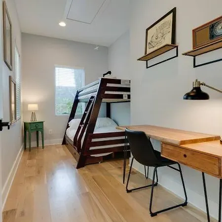 Spacious 5 Min To Broadway, Sleeps 12! Holiday home *