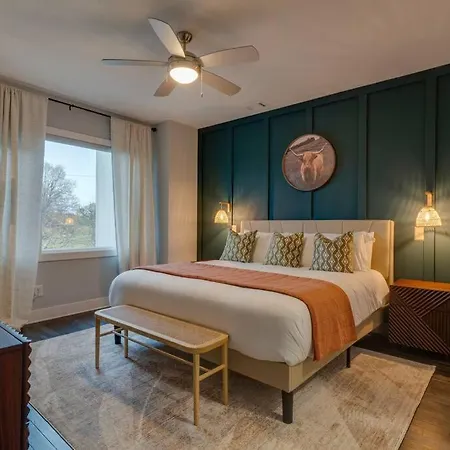 Luxury Townhome! Rooftop-game Room! Near Broadway!