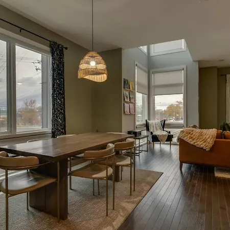 Luxury Townhome! Rooftop-game Room! Near Broadway!
