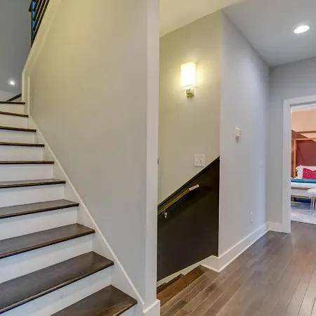 Luxury Townhome! Rooftop-game Room! Near Broadway! Holiday home