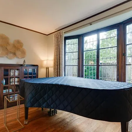 Ivy Hall - Great Location!