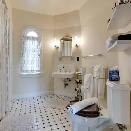 Ivy Hall - Great Location!