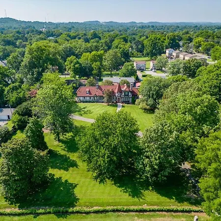 Ivy Hall - Great Location!