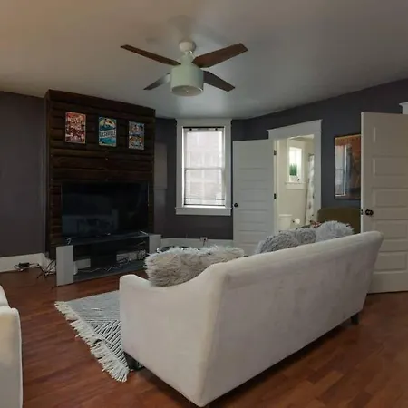 Holiday home Historic Pet-friendly Near Broadway W Fire Pit