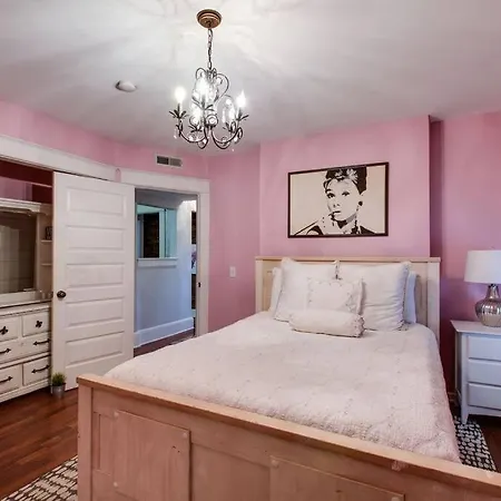Historic Pet-friendly Near Broadway W Fire Pit Holiday home *