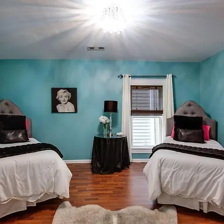 Holiday home Historic Pet-friendly Near Broadway W Fire Pit *