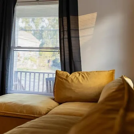 Holiday home Close To Broadway Sleeps 10 With Pool Table!