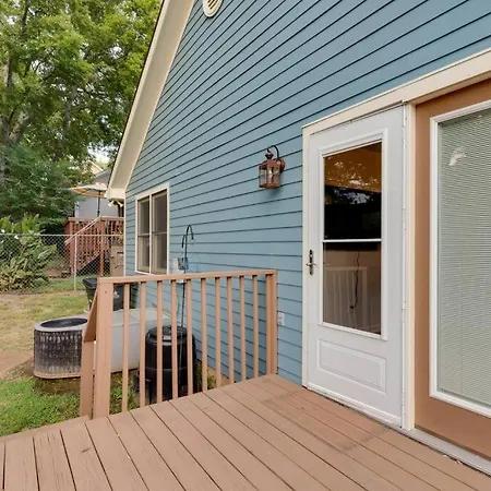 Close To Broadway Sleeps 10 With Pool Table! Holiday home Nashville