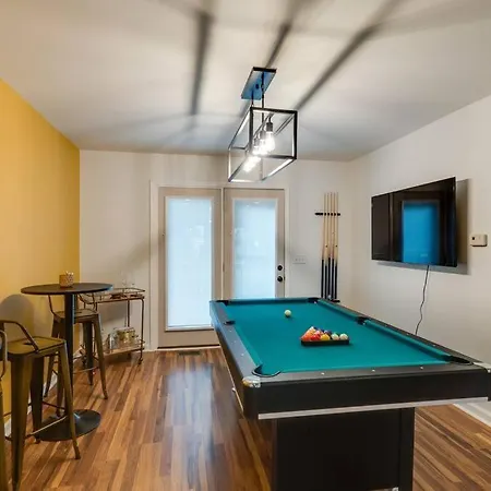 Holiday home Close To Broadway Sleeps 10 With Pool Table!