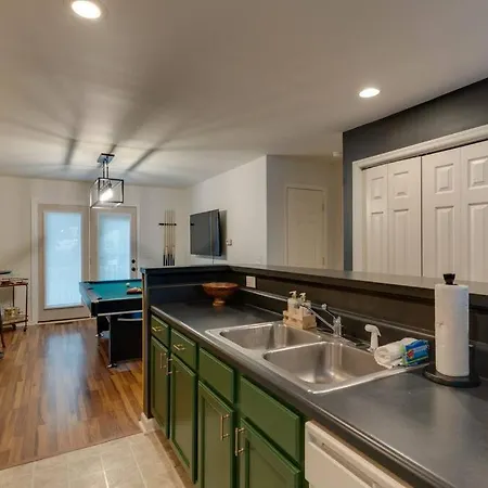 Close To Broadway Sleeps 10 With Pool Table! * Nashville