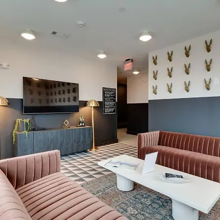 Luxury Balcony Retreat • Near Broadway Apartment *