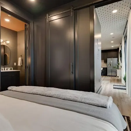 Apartment Luxury Balcony Retreat • Near Broadway *