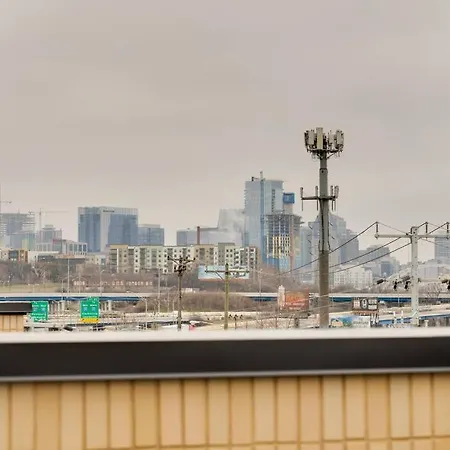 Apartment Luxury Balcony Retreat • Near Broadway
