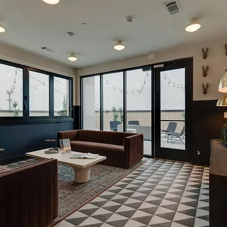 Luxury Balcony Retreat • Near Broadway Apartment *