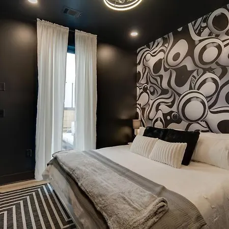 Luxury Balcony Retreat • Near Broadway Nashville