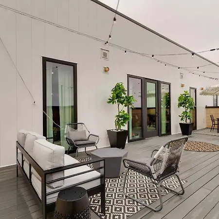 Luxury Balcony Retreat • Near Broadway Apartment
