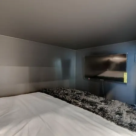 Apartment Luxury Balcony Retreat • Near Broadway