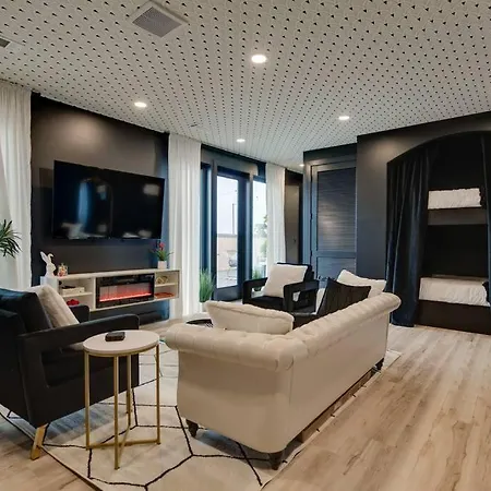 Luxury Balcony Retreat • Near Broadway Apartment *