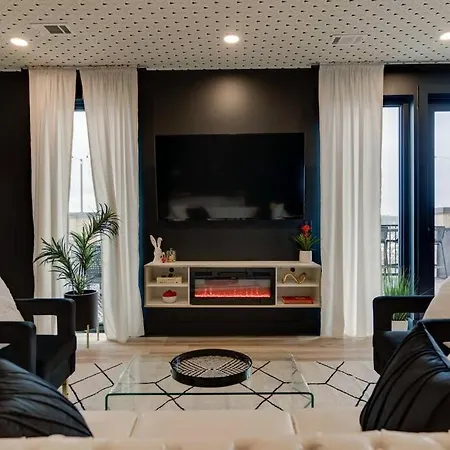 Luxury Balcony Retreat • Near Broadway Apartment Nashville