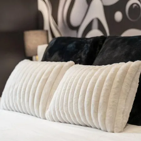 Apartment Luxury Balcony Retreat • Near Broadway Nashville