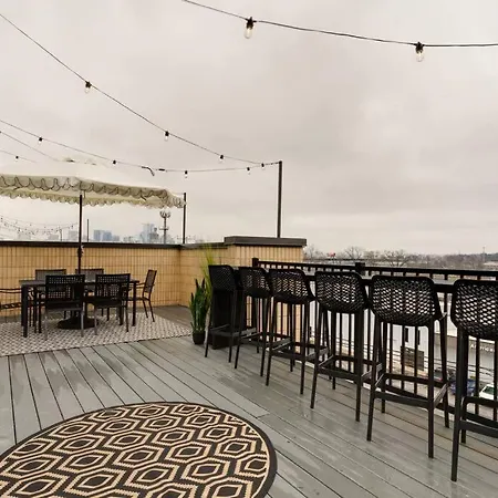 Luxury Balcony Retreat • Near Broadway Apartment Nashville