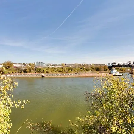 Splash & Explore Riverfront Near Broadway * Nashville