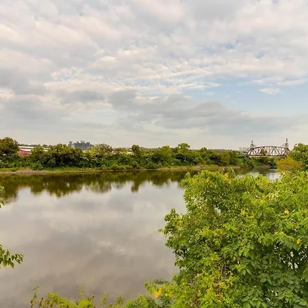 Splash & Explore Riverfront Near Broadway Apartment