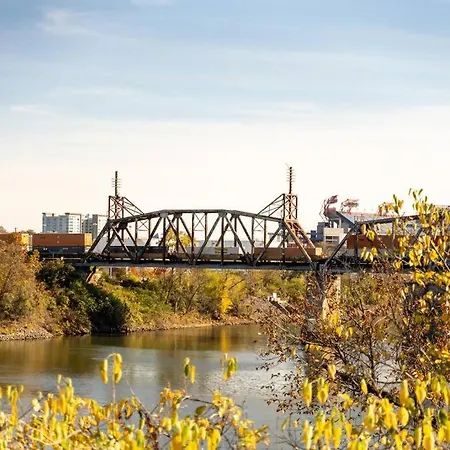 Splash & Explore Riverfront Near Broadway Apartment