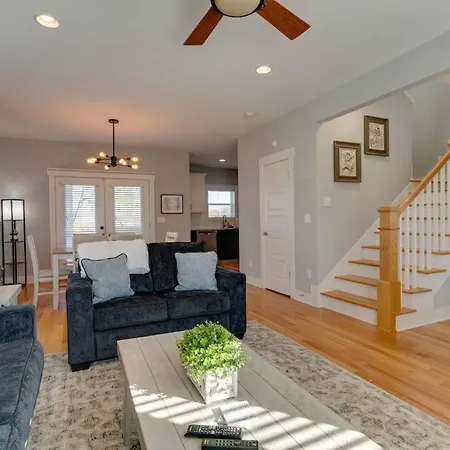 Holiday home 3 Bedroom Home- Huge Yard For Pets 4 Miles To Broadway Nashville