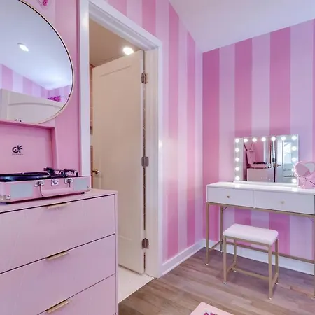 Omg Barbie!-walk To Bars & Food Apartment
