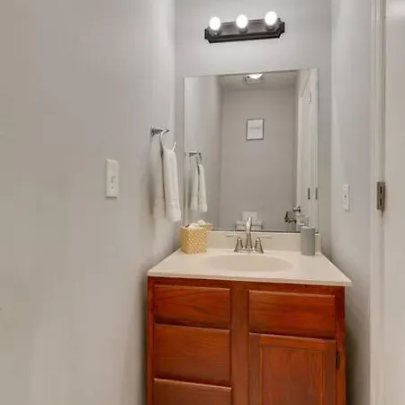 Apartment Lovely 2 Bdr With Balcony 2m To Broadway