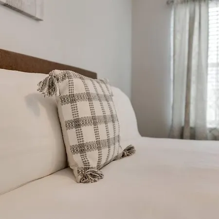 Lovely 2 Bdr With Balcony 2m To Broadway Apartment