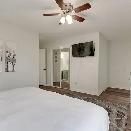 Beautiful 3 Bedroom- Free Parking 2m To Broadway Apartment