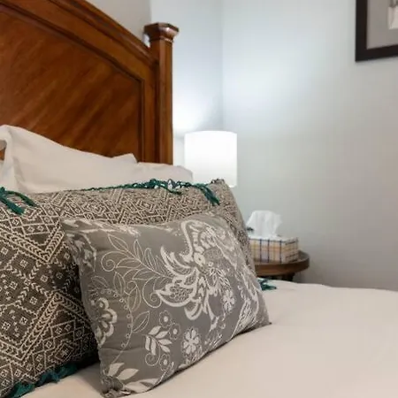 Beautiful 3 Bedroom- Free Parking 2m To Broadway Apartment Nashville