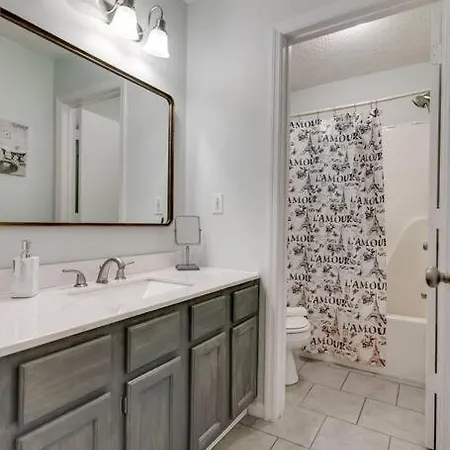 Beautiful 3 Bedroom- Free Parking 2m To Broadway *