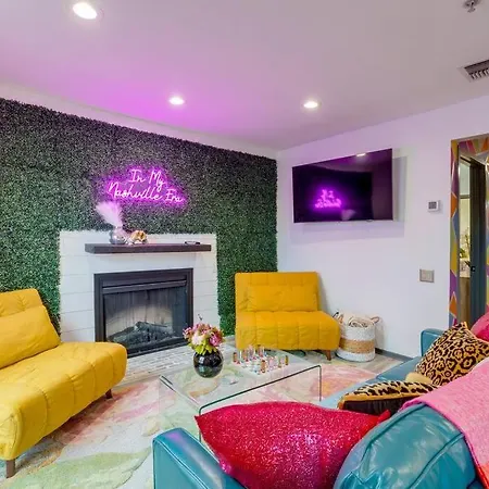Apartment Vibrant Riverfront 2bd With A Pool